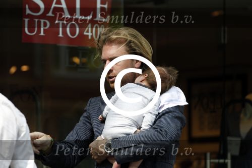 Amsterdam 20 april 2011
Rutger Castricum met vrouw en baby op terras.
Peter Smulders bv