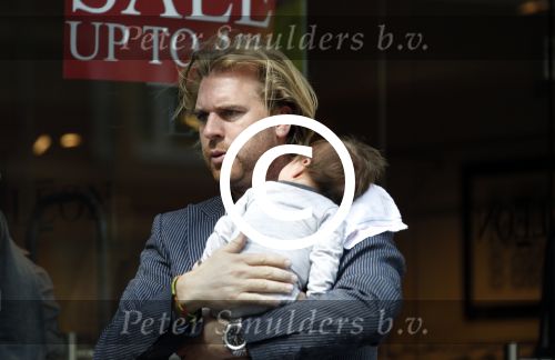 Amsterdam 20 april 2011
Rutger Castricum met vrouw en baby op terras.
Peter Smulders bv