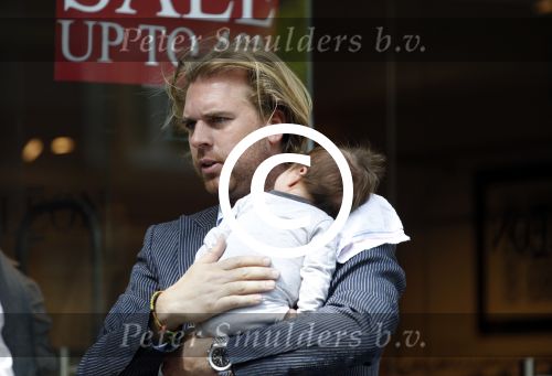 Amsterdam 20 april 2011
Rutger Castricum met vrouw en baby op terras.
Peter Smulders bv