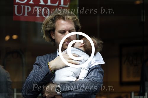 Amsterdam 20 april 2011
Rutger Castricum met vrouw en baby op terras.
Peter Smulders bv