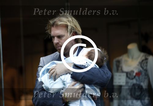 Amsterdam 20 april 2011
Rutger Castricum met vrouw en baby op terras.
Peter Smulders bv