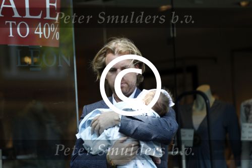Amsterdam 20 april 2011
Rutger Castricum met vrouw en baby op terras.
Peter Smulders bv