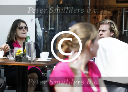 Amsterdam 20 april 2011
Rutger Castricum met vrouw en baby op terras.
Peter Smulders bv