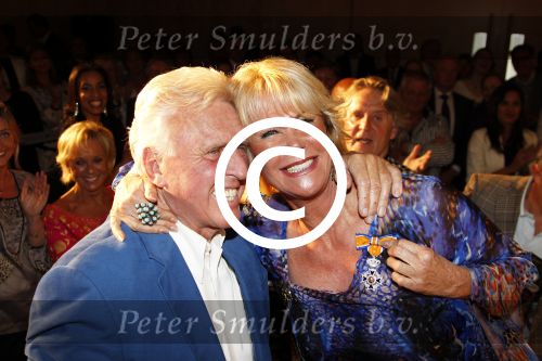 Amsterdam 17 april 2011
Sheila de Vries krijgt uit handen van burgemeester Eberhard v d Laan een koninklijke onderscheiding op haar feestje in het hilton. Sheila met man en zoon
Peter Smulders bv