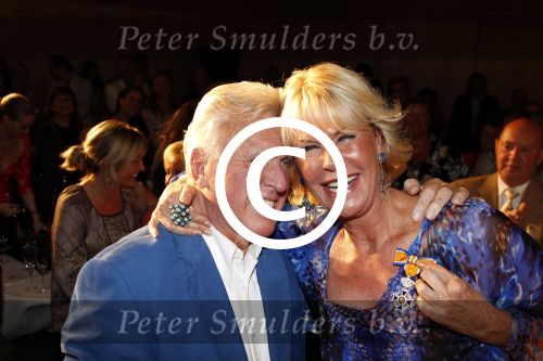 Amsterdam 17 april 2011
Sheila de Vries krijgt uit handen van burgemeester Eberhard v d Laan een koninklijke onderscheiding op haar feestje in het hilton. Sheila met man en zoon
Peter Smulders bv