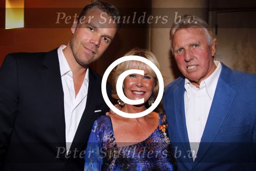 Amsterdam 17 april 2011
Sheila de Vries krijgt uit handen van burgemeester Eberhard v d Laan een koninklijke onderscheiding op haar feestje in het hilton. Sheila met man en zoon
Peter Smulders bv