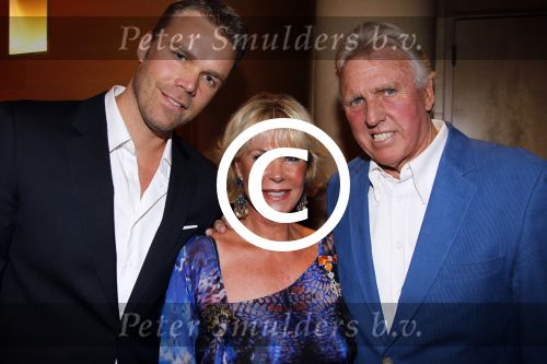 Amsterdam 17 april 2011
Sheila de Vries krijgt uit handen van burgemeester Eberhard v d Laan een koninklijke onderscheiding op haar feestje in het hilton. Sheila met man en zoon
Peter Smulders bv