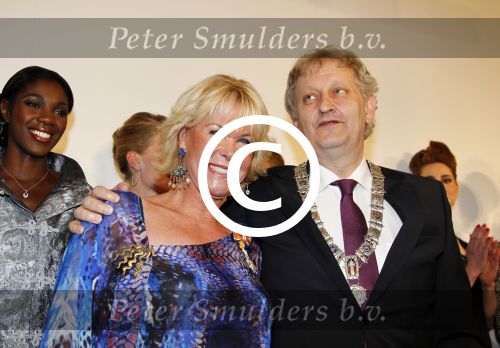 Amsterdam 17 april 2011
Sheila de Vries krijgt uit handen van burgemeester Eberhard v d Laan een koninklijke onderscheiding op haar feestje in het hilton.
Peter Smulders bv