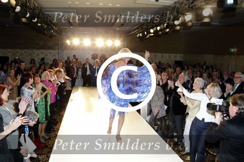 Amsterdam 17 april 2011
Sheila de Vries krijgt uit handen van burgemeester Eberhard v d Laan een koninklijke onderscheiding op haar feestje in het hilton.
Peter Smulders bv