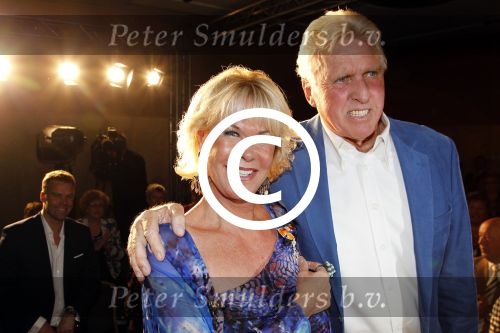 Amsterdam 17 april 2011
Sheila de Vries krijgt uit handen van burgemeester Eberhard v d Laan een koninklijke onderscheiding op haar feestje in het hilton.
Peter Smulders bv