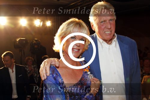 Amsterdam 17 april 2011
Sheila de Vries krijgt uit handen van burgemeester Eberhard v d Laan een koninklijke onderscheiding op haar feestje in het hilton.
Peter Smulders bv