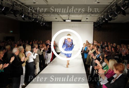 Amsterdam 17 april 2011
Sheila de Vries krijgt uit handen van burgemeester Eberhard v d Laan een koninklijke onderscheiding op haar feestje in het hilton.
Peter Smulders bv