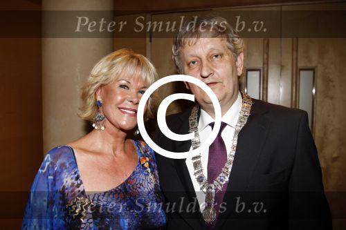 Amsterdam 17 april 2011
Sheila de Vries krijgt uit handen van burgemeester Eberhard v d Laan een koninklijke onderscheiding op haar feestje in het hilton.
Peter Smulders bv