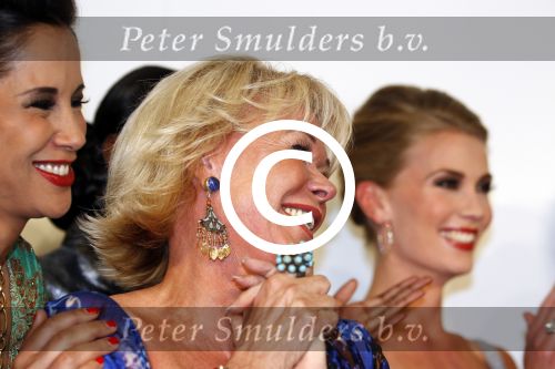Amsterdam 17 april 2011
Sheila de Vries krijgt uit handen van burgemeester Eberhard v d Laan een koninklijke onderscheiding op haar feestje in het hilton.
Peter Smulders bv