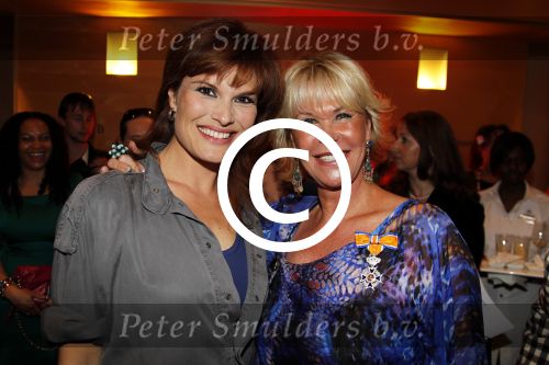 Amsterdam 17 april 2011
Sheila de Vries krijgt uit handen van burgemeester Eberhard v d Laan een koninklijke onderscheiding op haar feestje in het hilton. Sheila met Anouk v Nes
Peter Smulders bv