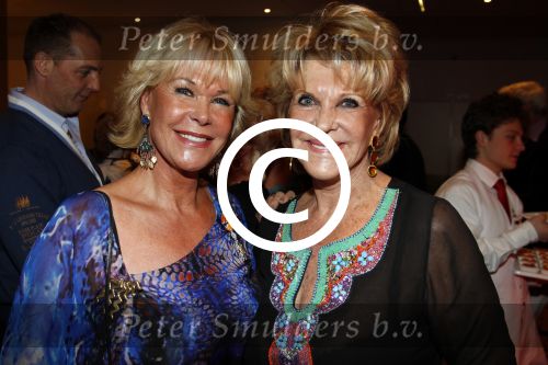 Amsterdam 17 april 2011
Sheila de Vries krijgt uit handen van burgemeester Eberhard v d Laan een koninklijke onderscheiding op haar feestje in het hilton. Sheila met Astrid Engels
Peter Smulders bv