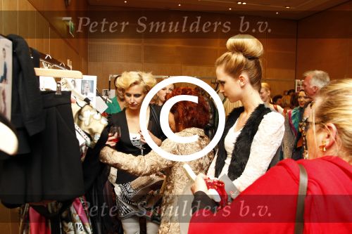 Amsterdam 17 april 2011
Sheila de Vries krijgt uit handen van burgemeester Eberhard v d Laan een koninklijke onderscheiding op haar feestje in het hilton.
Peter Smulders bv