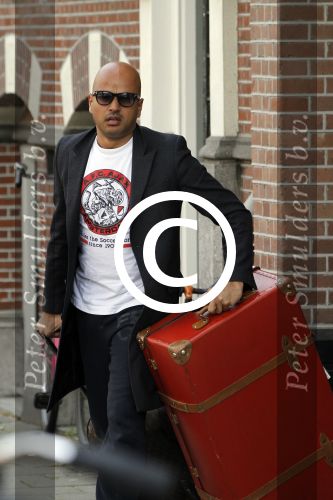 Amsterdam 26 april 2011
Steve te Pas met koffers op straat in Amsterdam.
Peter Smulders bv