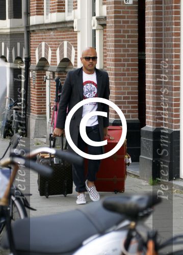 Amsterdam 26 april 2011
Steve te Pas met koffers op straat in Amsterdam.
Peter Smulders bv