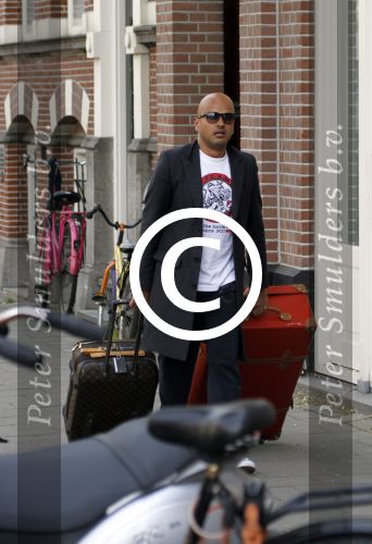 Amsterdam 26 april 2011
Steve te Pas met koffers op straat in Amsterdam.
Peter Smulders bv