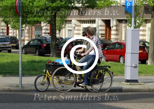 Amsterdam 23 april 2011
Susan Visser en vriend Dennis v d Ven op de fiets in Amsterdam.
Peter Smulders bv
