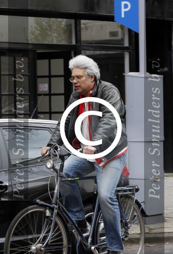 Amsterdam 14 april 2011
Theodor Holman op de fiets.
Peter Smulders bv