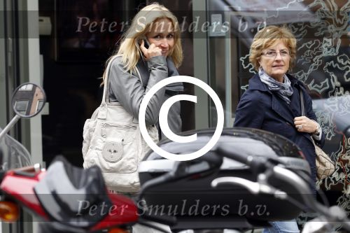 Amsterdam 14 april 2011
Wendy v Dijk met haar moeder en tevens beste vriendin op de pc hooftstraat
Peter Smulders bv