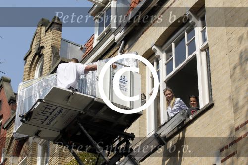 Amsterdam 21 april 2011
Winston Gerschtanowitz en Renate Verbaan aan het verhuizen. Ze vertrekken met hun gezin naar Blaricum.
Peter Smulders bv
