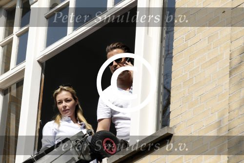Amsterdam 21 april 2011
Winston Gerschtanowitz en Renate Verbaan aan het verhuizen. Ze vertrekken met hun gezin naar Blaricum.
Peter Smulders bv