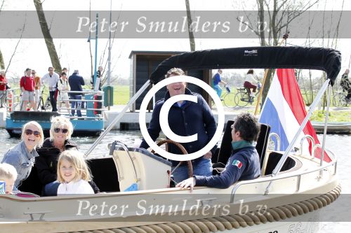 Nigtevecht 10 april 2011
Wolter Kroes met zijn vrouw zoon en vrienden aan het varen op de vecht.
Peter Smulders bv