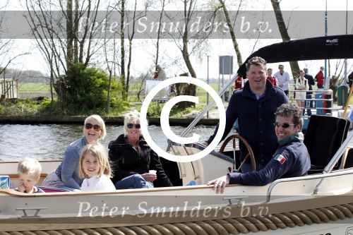 Nigtevecht 10 april 2011
Wolter Kroes met zijn vrouw zoon en vrienden aan het varen op de vecht.
Peter Smulders bv