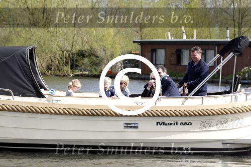 Nigtevecht 10 april 2011
Wolter Kroes met zijn vrouw zoon en vrienden aan het varen op de vecht.
Peter Smulders bv