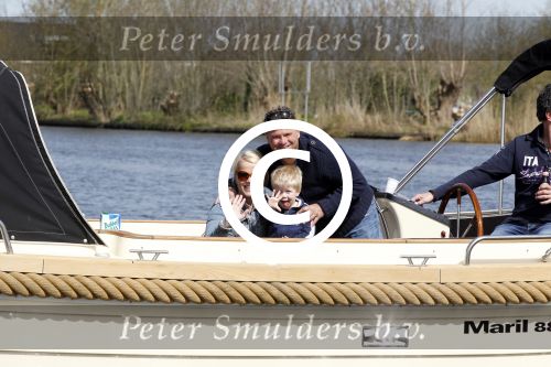 Nigtevecht 10 april 2011
Wolter Kroes met zijn vrouw zoon en vrienden aan het varen op de vecht.
Peter Smulders bv
