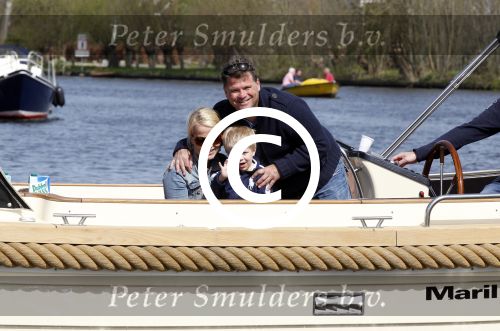 Nigtevecht 10 april 2011
Wolter Kroes met zijn vrouw zoon en vrienden aan het varen op de vecht.
Peter Smulders bv