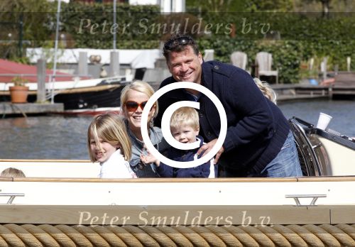 Nigtevecht 10 april 2011
Wolter Kroes met zijn vrouw zoon en vrienden aan het varen op de vecht.
Peter Smulders bv