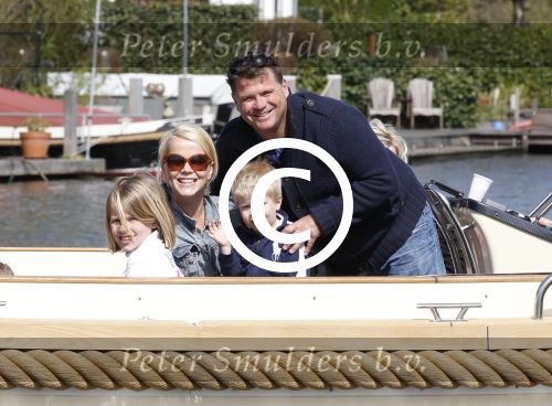 Nigtevecht 10 april 2011
Wolter Kroes met zijn vrouw zoon en vrienden aan het varen op de vecht.
Peter Smulders bv