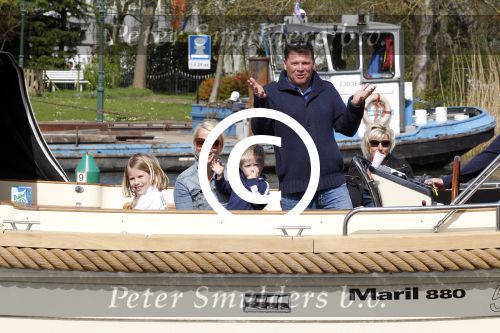 Nigtevecht 10 april 2011
Wolter Kroes met zijn vrouw zoon en vrienden aan het varen op de vecht.
Peter Smulders bv