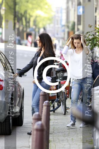Amsterdam 19 april 2011
Yolanthe Sneijder Cabau stapt met zus in taxi.
Peter Smulders bv