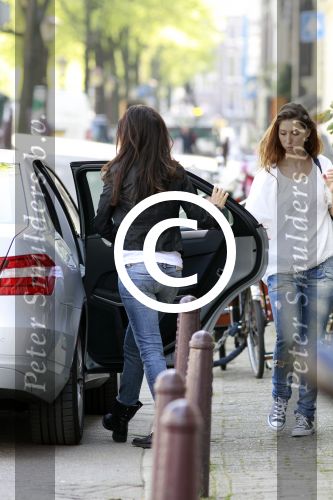Amsterdam 19 april 2011
Yolanthe Sneijder Cabau stapt met zus in taxi.
Peter Smulders bv
