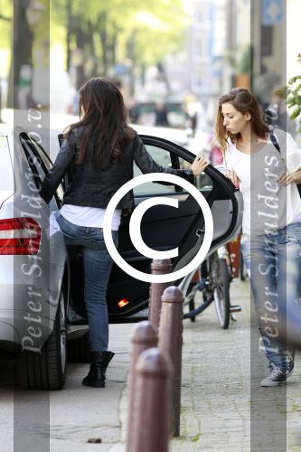 Amsterdam 19 april 2011
Yolanthe Sneijder Cabau stapt met zus in taxi.
Peter Smulders bv