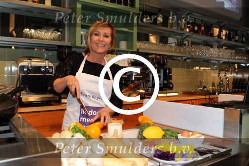 Amsterdam Duivendrecht 25 april 2012
Leontine Borsato en Angela Groothuizen koken tegen elkaar ivm 2x per dag groete en fruit campagne.
Peter Smulders bv