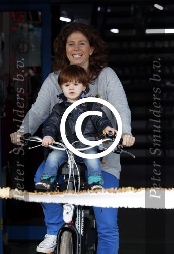 Nieuwegein 26 april 2012
Barbara Barend en haar zoon Seb bij presentatie fiets waarvan gedeelt opbrengst naar MKI gaat.
Peter Smulders bv