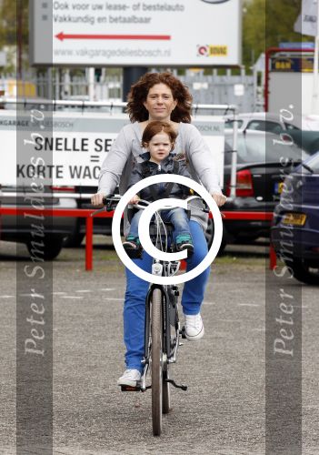Nieuwegein 26 april 2012
Barbara Barend en haar zoon Seb bij presentatie fiets waarvan gedeelt opbrengst naar MKI gaat.
Peter Smulders bv