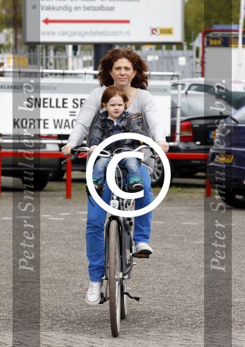 Nieuwegein 26 april 2012
Barbara Barend en haar zoon Seb bij presentatie fiets waarvan gedeelt opbrengst naar MKI gaat.
Peter Smulders bv