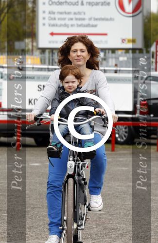 Nieuwegein 26 april 2012
Barbara Barend en haar zoon Seb bij presentatie fiets waarvan gedeelt opbrengst naar MKI gaat.
Peter Smulders bv