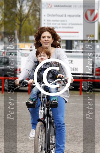 Nieuwegein 26 april 2012
Barbara Barend en haar zoon Seb bij presentatie fiets waarvan gedeelt opbrengst naar MKI gaat.
Peter Smulders bv