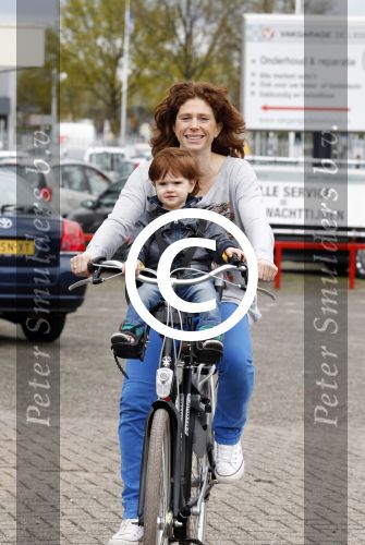 Nieuwegein 26 april 2012
Barbara Barend en haar zoon Seb bij presentatie fiets waarvan gedeelt opbrengst naar MKI gaat.
Peter Smulders bv