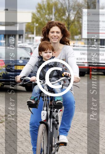 Nieuwegein 26 april 2012
Barbara Barend en haar zoon Seb bij presentatie fiets waarvan gedeelt opbrengst naar MKI gaat.
Peter Smulders bv