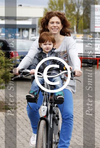 Nieuwegein 26 april 2012
Barbara Barend en haar zoon Seb bij presentatie fiets waarvan gedeelt opbrengst naar MKI gaat.
Peter Smulders bv