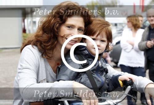 Nieuwegein 26 april 2012
Barbara Barend en haar zoon Seb bij presentatie fiets waarvan gedeelt opbrengst naar MKI gaat.
Peter Smulders bv